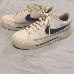 💙❤️Women's Nike Cream Low-Top Sneakers with Navy Swoosh size 7  VERY NICE!!💙❤️